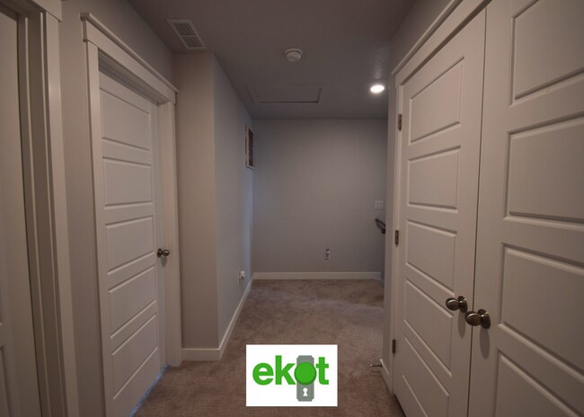 Building Photo - Spacious Townhome Near Shopping! 3 BD 2.5 BTH