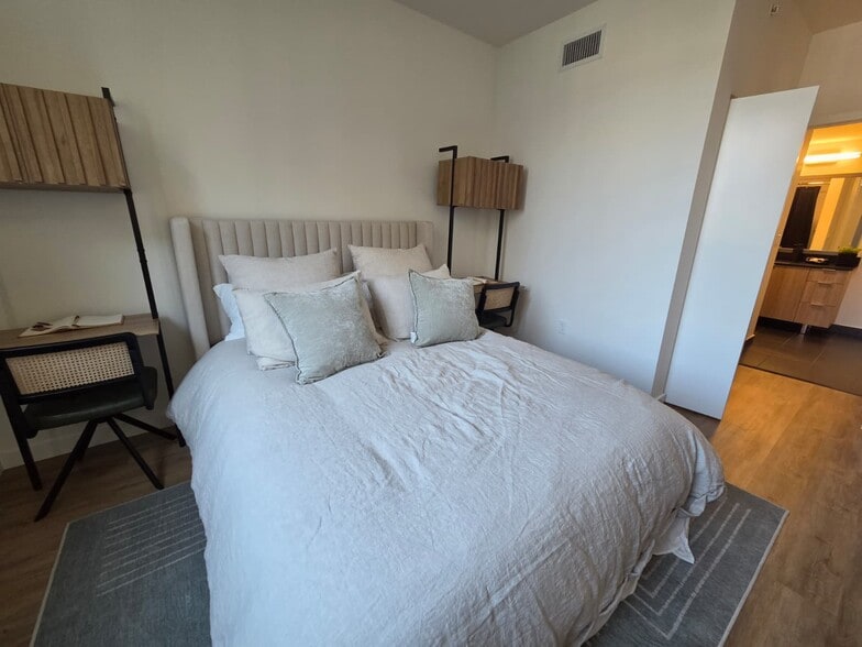 Building Photo - 751 E 28th St