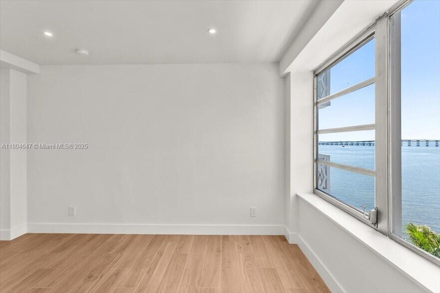 Building Photo - 1430 Brickell Bay Dr