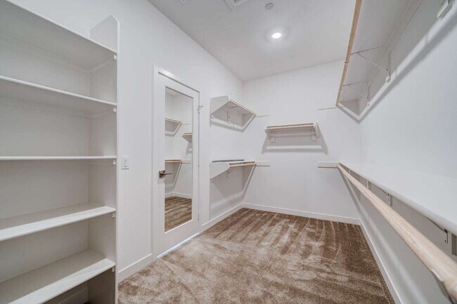 Building Photo - Luxury Living at The Farm