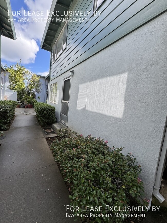 Building Photo - 1 BR 1BA ground floor Apartment w/ garage,...