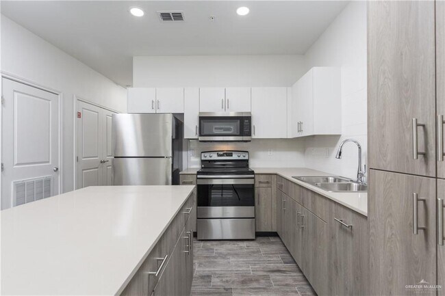 Building Photo - 7 N 15th Pl
