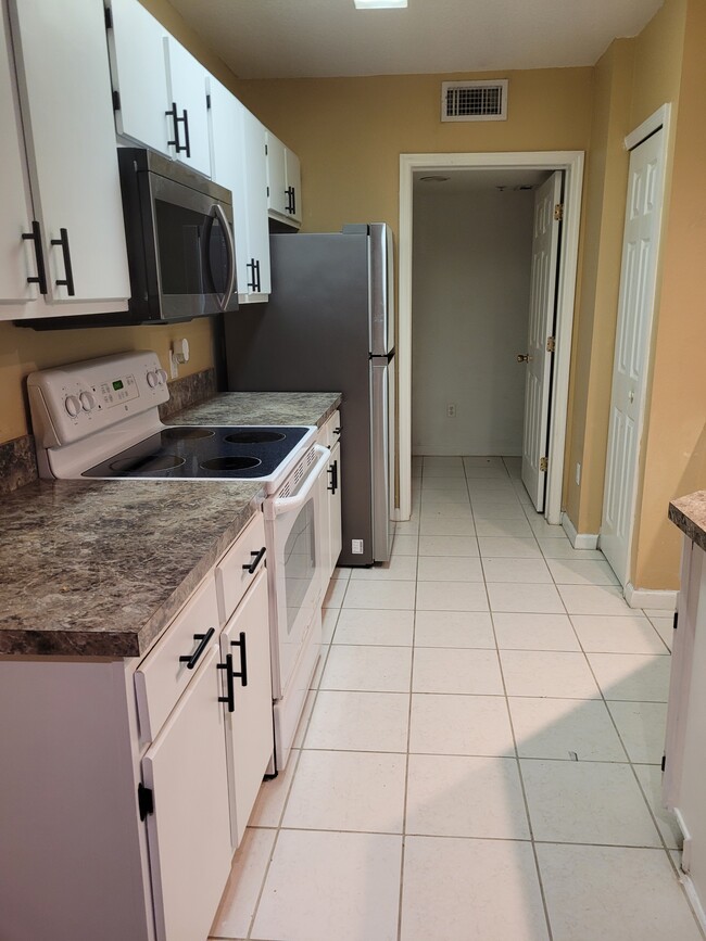 Kitchen - 802 Crest Pines Dr