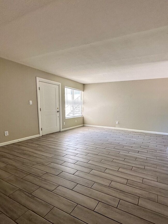 Building Photo - U of A Affordable housing!!! Affordable 2 ...