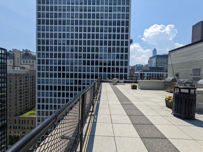Building Photo - 253 E Delaware Pl