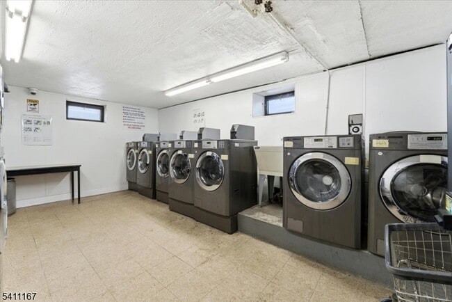 Building Photo - 401 US-22