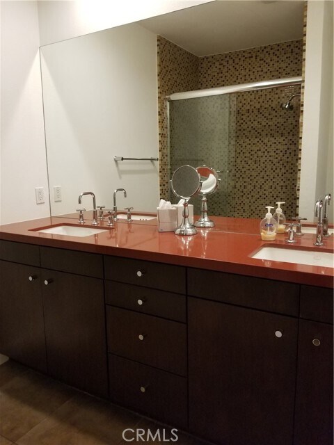 Building Photo - 850 E Palm Canyon Dr
