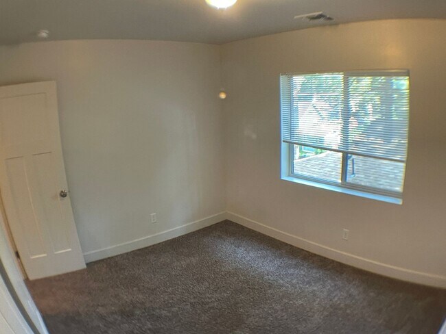 Building Photo - Spacious 3-Bedroom Home in Serene Mountain...