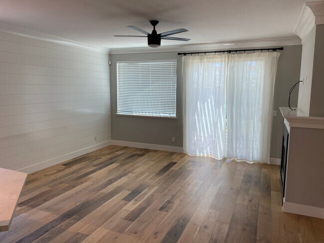 Building Photo - VERY NICELY UPDATED 3 BED, 2 BATHROOM, & 2...