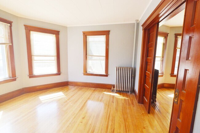 Building Photo - 53 Forest St