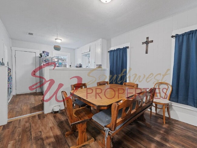 Building Photo - Cozy 2 bedroom on corner lot with privacy fenced backyard