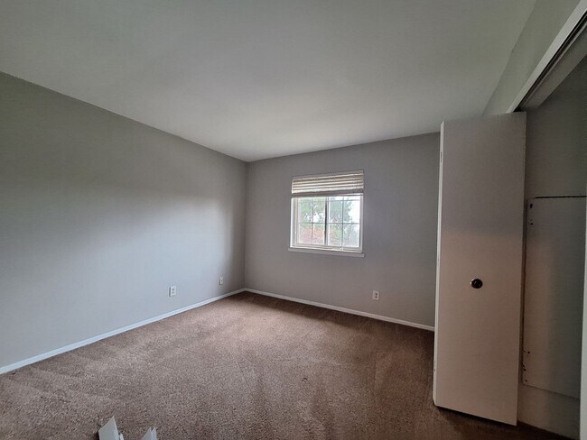 Building Photo - Prime located Condo!