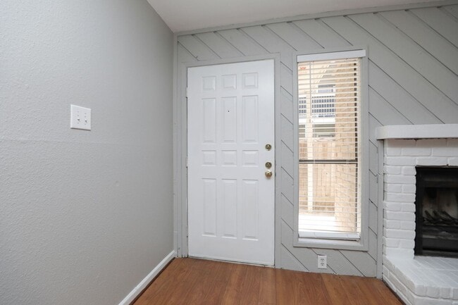 Building Photo - For Lease-Housing Vouchers Accepted | 2 Bed, 2 Bath | 925 Sq Ft | Lakecrest Community |