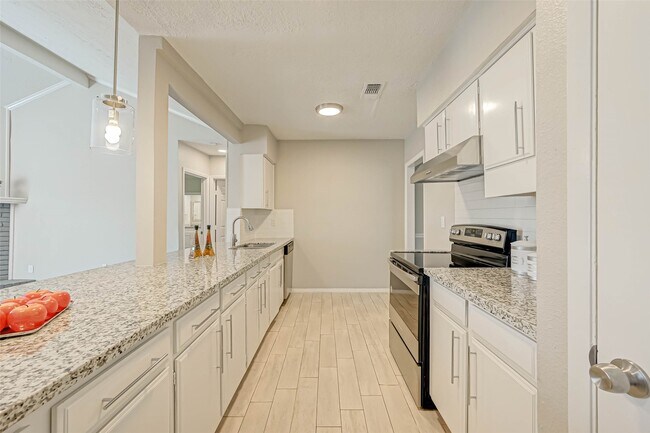 Building Photo - 910 Redway Ln