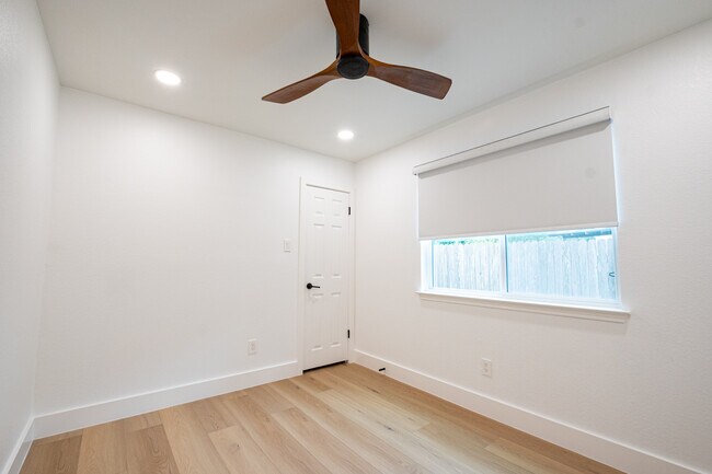 Building Photo - 1011 Bodgers Dr