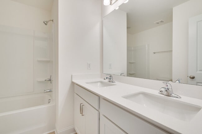 Building Photo - 3-Bed Townhouse in Franklinton with Update...