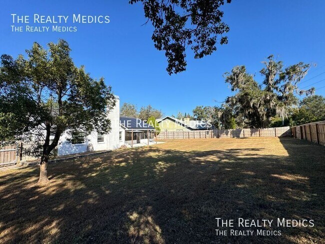 Building Photo - 2601 Bridle Dr