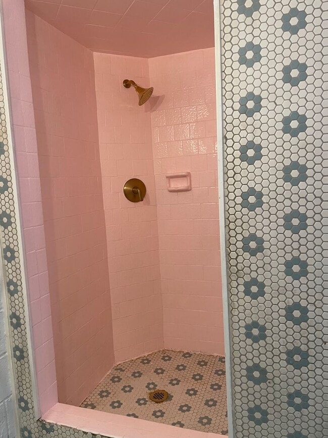 Building Photo - Adorable cottage!