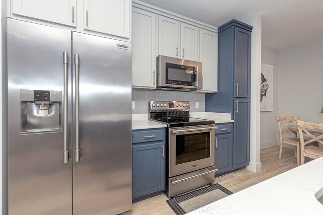 Building Photo - Fully furnished luxurious waterfront condo at The Inlet!