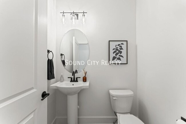 Building Photo - 700 N Dupont Ave