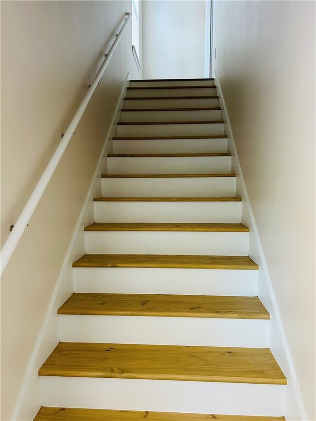 Building Photo - 706 E Johnson Ave