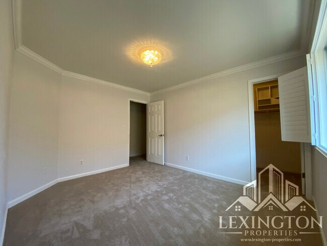 Building Photo - 6118 Cameo Dr