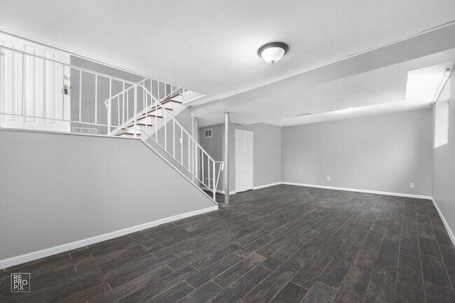 Building Photo - 134 E Clark St