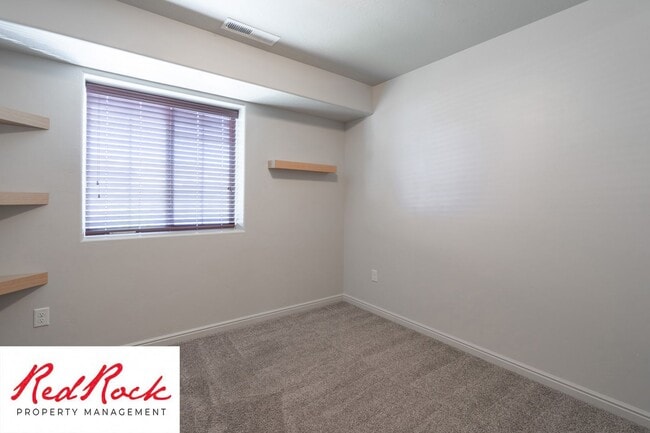 Building Photo - Lovely townhome with Community Pool!