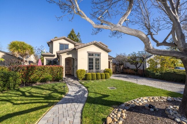 Building Photo - 5 Bed, 4.5 Bath Executive Home w/ Designer...