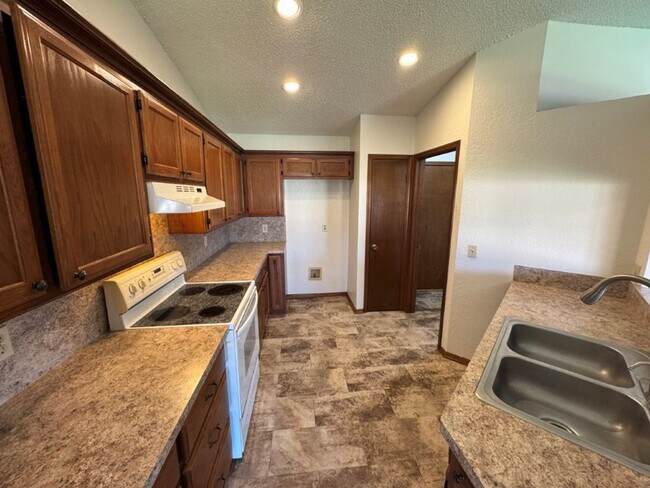 Building Photo - 8401 Woodhue Dr