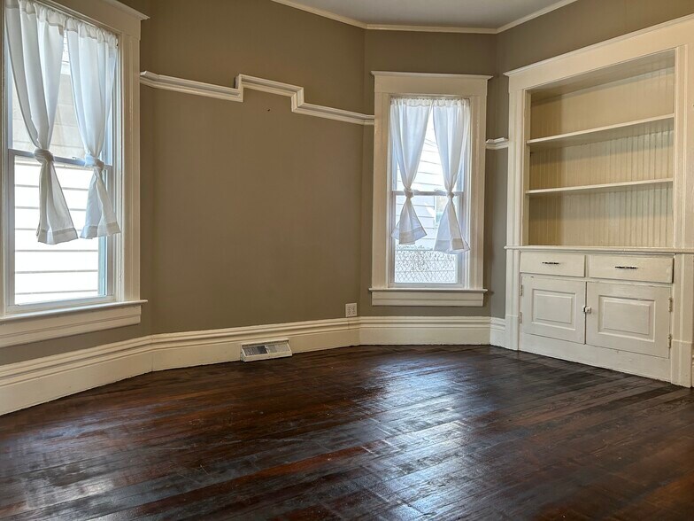 Building Photo - 503 W Allen St