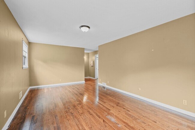 Building Photo - 300 Murray Hill Rd