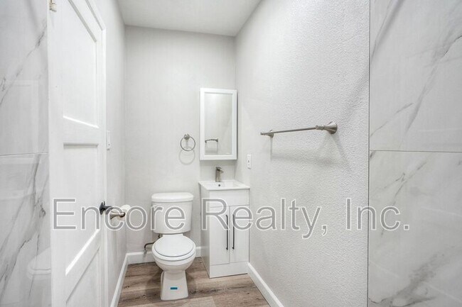 Building Photo - 303 D St