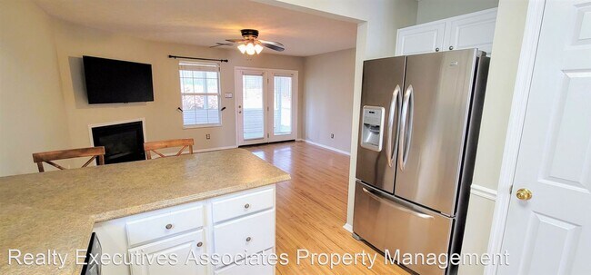 Building Photo - 3 br, 2.5 bath House - 829 Ashley Michelle...