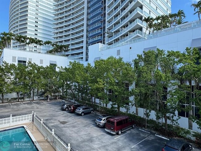 Building Photo - 3000 Riomar St