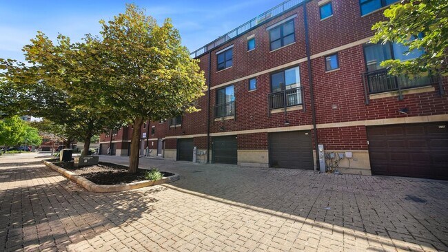 Building Photo - 510 W Elm St