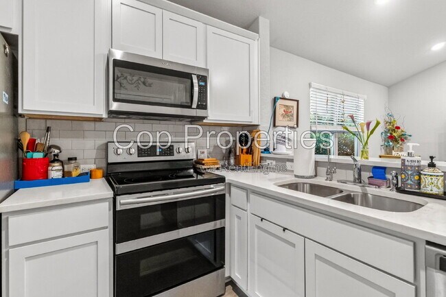 Building Photo - 2425 Ayers Dr