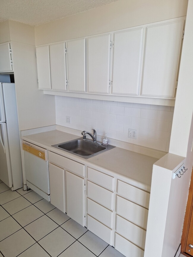 Building Photo - 2600 Pualani Way