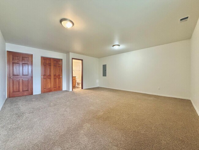 Building Photo - 6686 Washington 291B