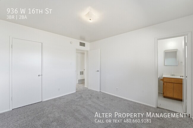 Building Photo - 936 W 16th St