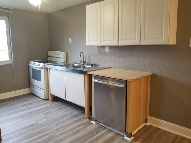 Kitchen - 519 Carothers Ave