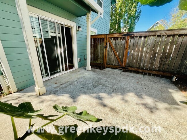 Building Photo - 3 Bedroom, 2.5 Bathroom Townhouse in N Por...