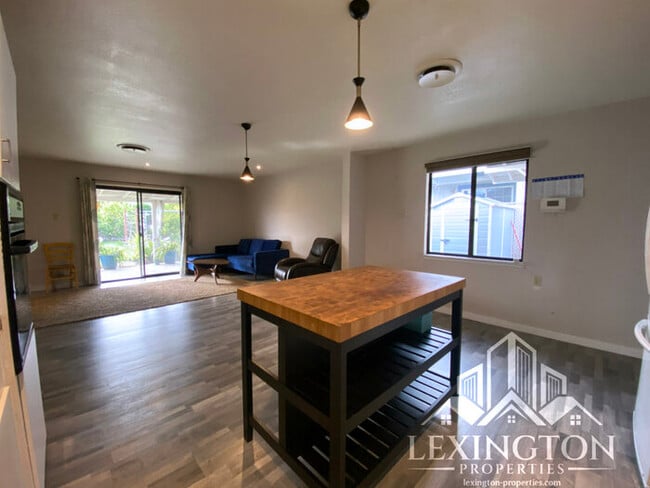 Building Photo - Beautiful, 3BD/2BA, Home available in Sacramento off Madison Ave. and Auburn Blvd.