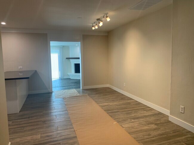 Building Photo - 1333 W 6th St