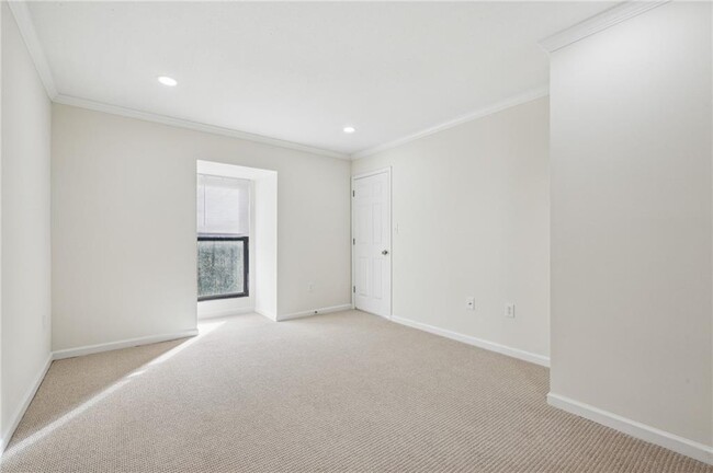 Building Photo - 24308 Plantation Dr NE