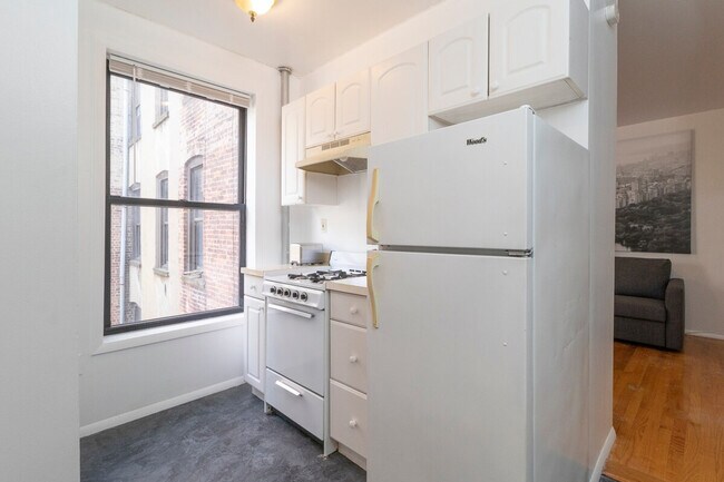 Building Photo - 334 E 96th St
