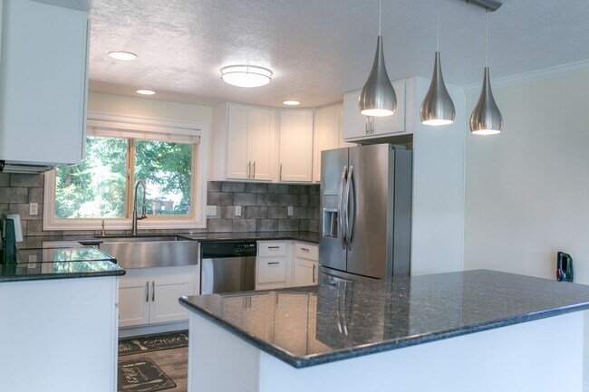 Building Photo - 4 bedroom 3 bath house for rent- Great location in Milwaukie, OR!