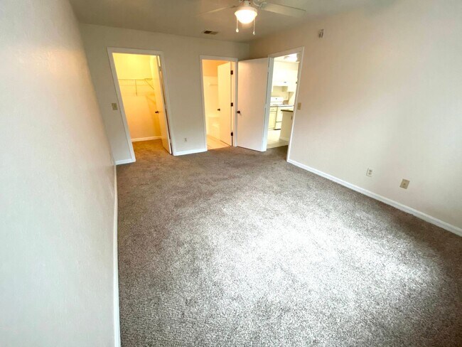 Building Photo - 2550 N Alafaya Trail