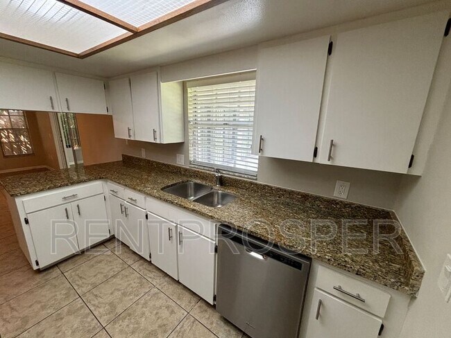 Building Photo - 360 Vincent Dr