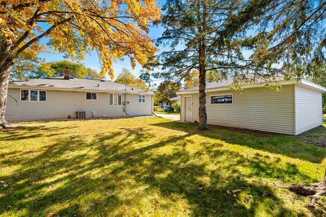 Building Photo - 3 BR 1.5 BA ranch house w/ large garage